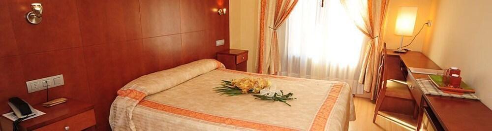 Hotel Jaques Хака Екстер'єр фото